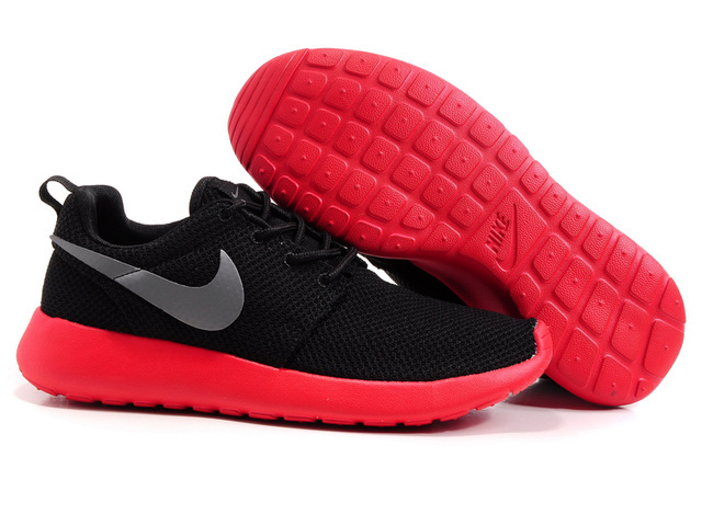 roshe run noir rouge